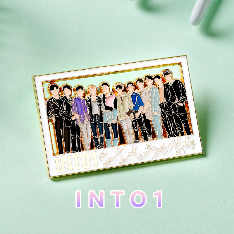 INTO1成团纪念金属徽章潮玩礼物