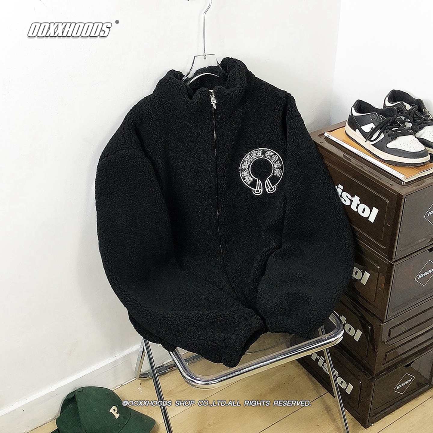 羊羔绒防寒保暖黑色刺绣夹克外套