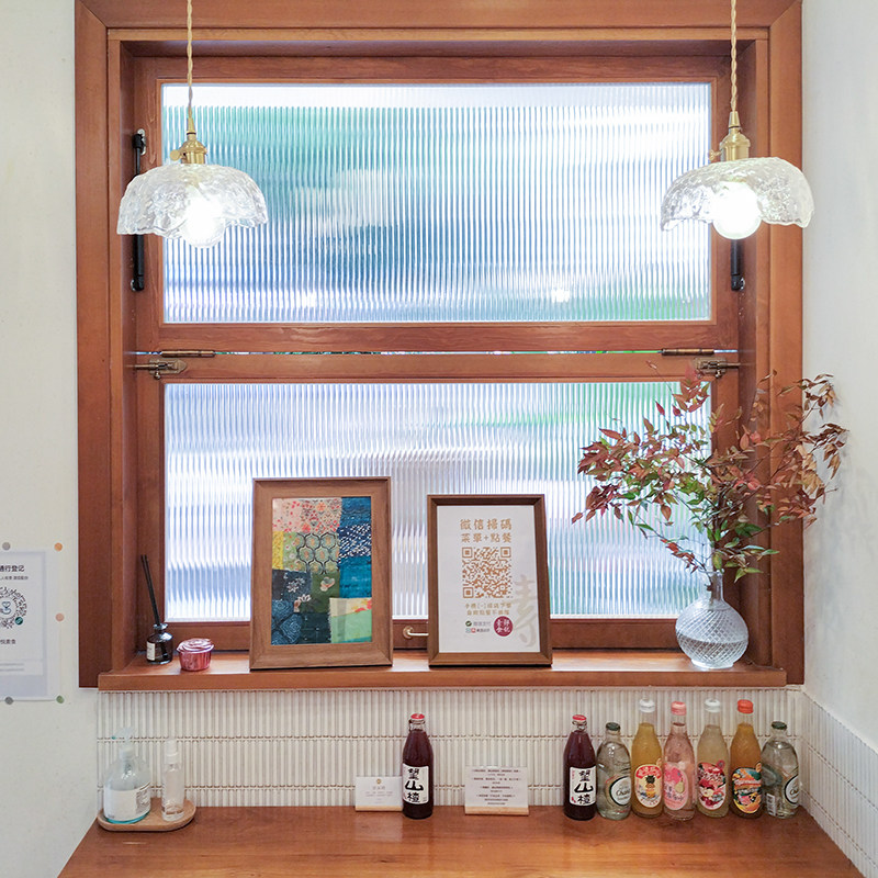 甜品店纯实木室内上下折叠推拉窗