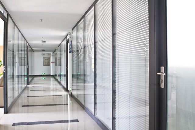 辽宁沈阳玻璃隔断墙 屏风高格间可定制双层钢化玻璃玻璃带百叶窗