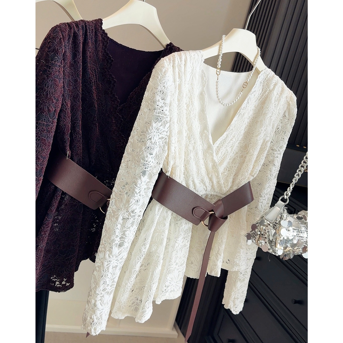 设计感不规则v领加绒蕾丝衫女秋冬季新款百搭加厚内搭上衣~送腰带