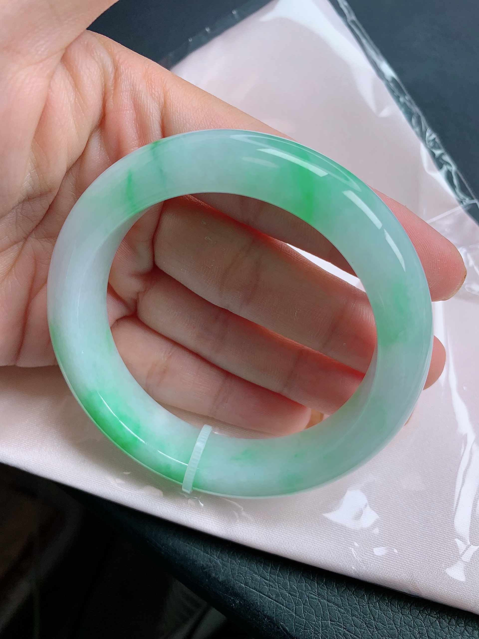 缅甸天然a货翡翠56圈口白底青飘花手镯