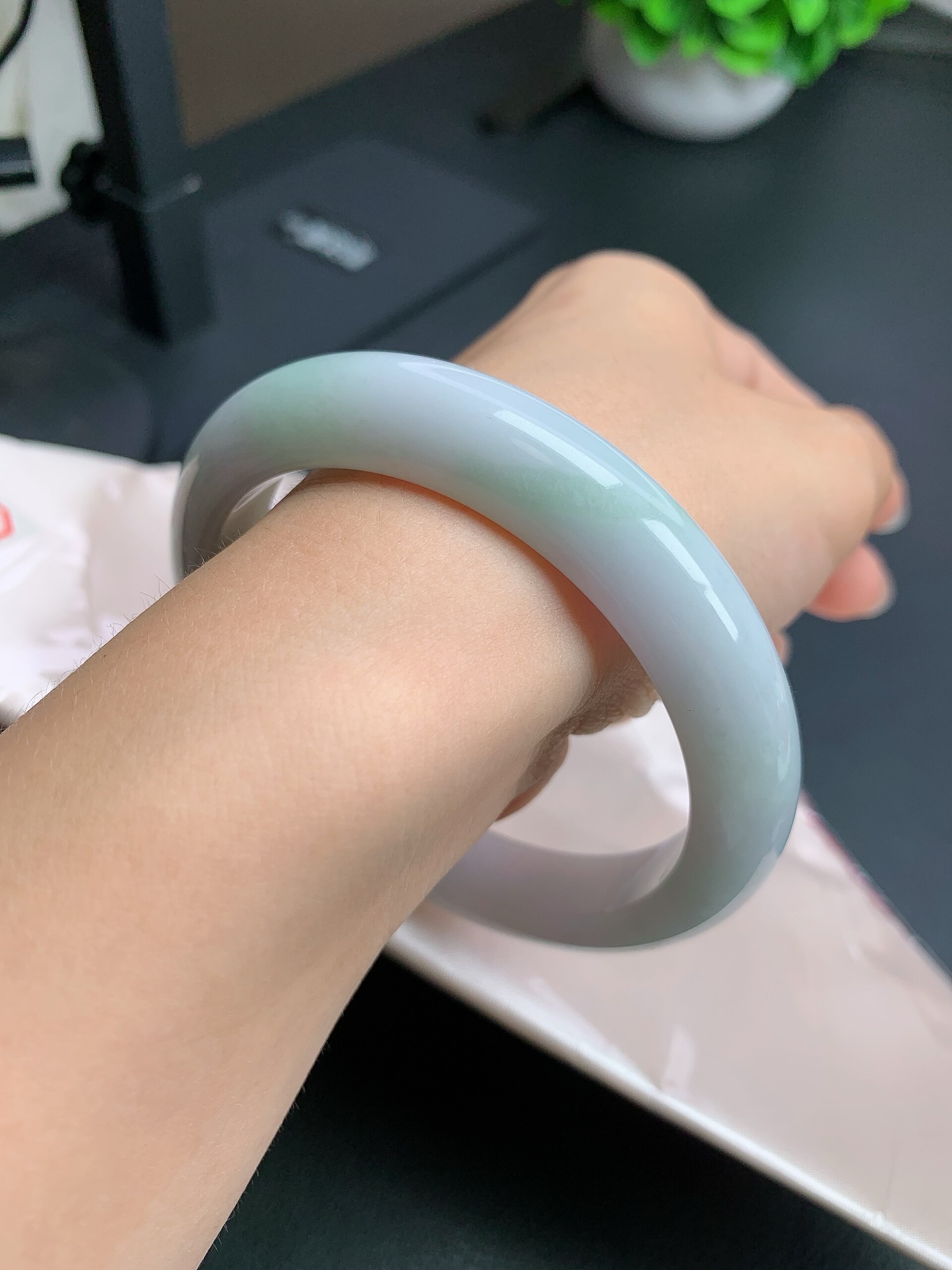 缅甸天然a货翡翠61圈口淡春彩手镯