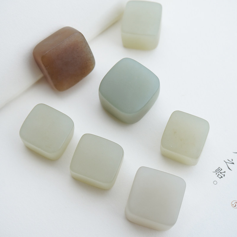 天然新疆和田玉籽料原石小方糖吊坠且末红糖锁骨玉坠平安无事牌