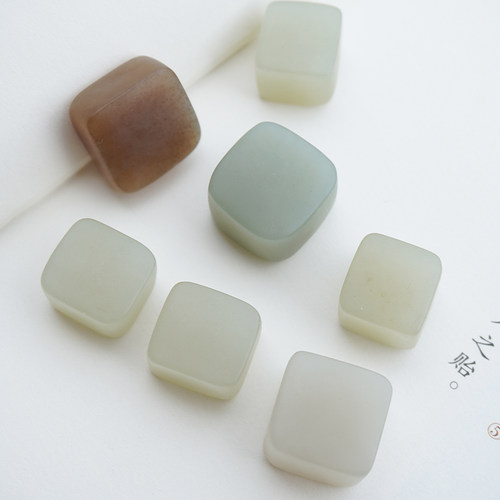 天然新疆和田玉籽料原石小方糖吊坠且末红糖锁骨玉坠平安无事牌