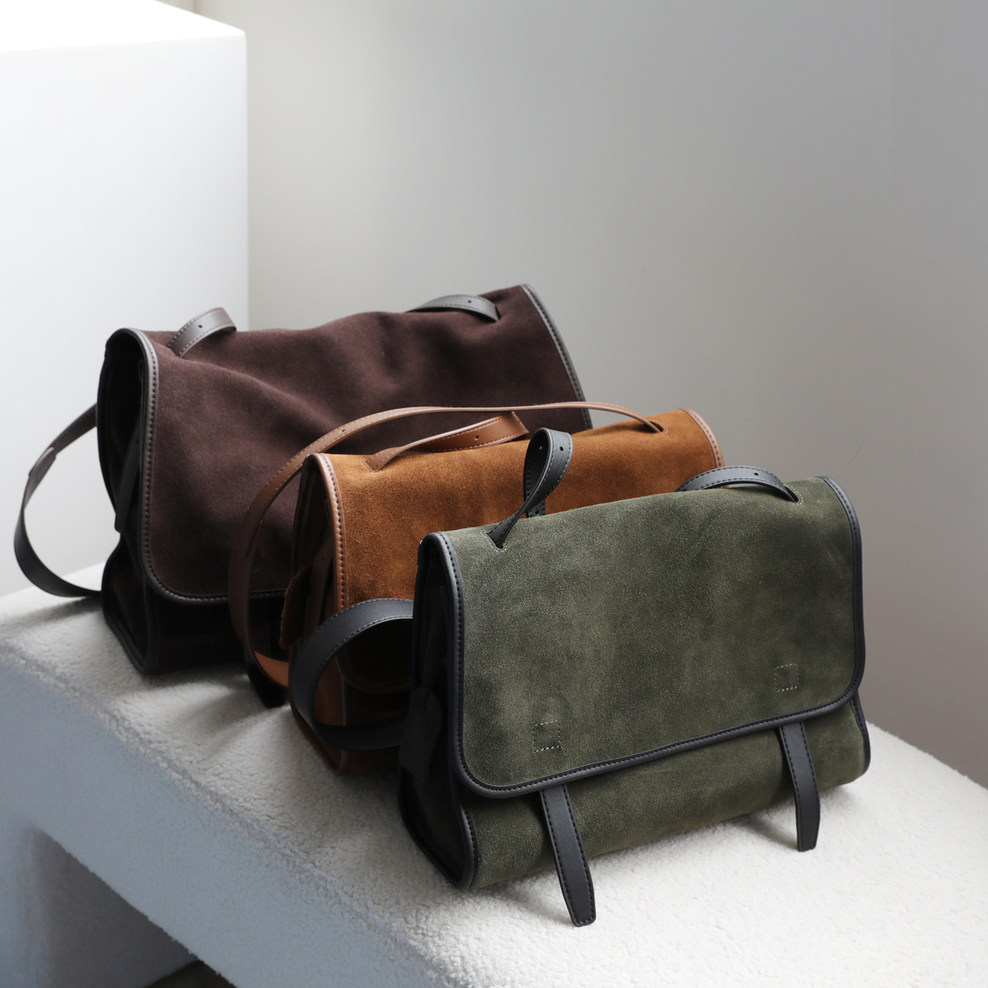 大容量单肩斜挎磨砂牛皮通勤复古