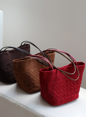 秋冬编织麂皮水桶包高级感单肩软牛皮女包设计感通勤真皮单肩包