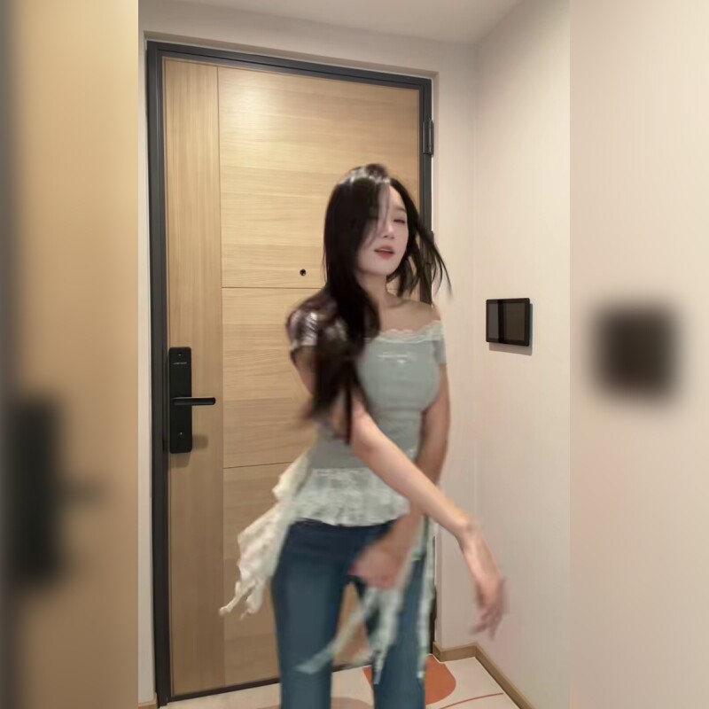低腰微喇修身显瘦百搭牛仔裤