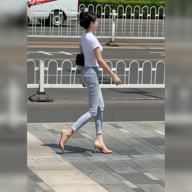 高腰修身九分牛仔裤女显瘦提臀小脚裤直筒显腿长2026年春季直筒