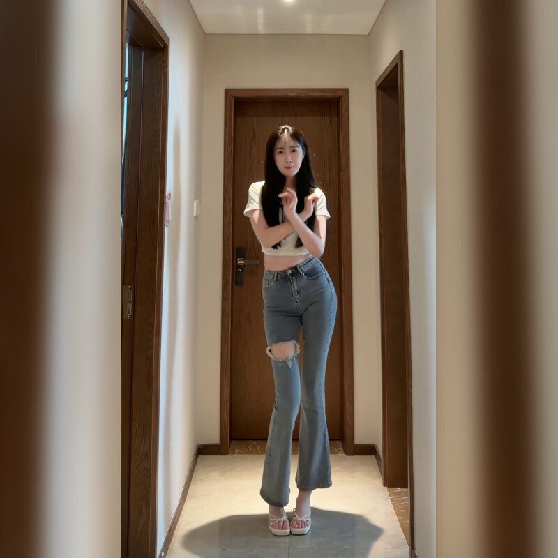 时尚低腰牛仔裤微喇裤破洞设计展现个性潮流风格舒适百搭