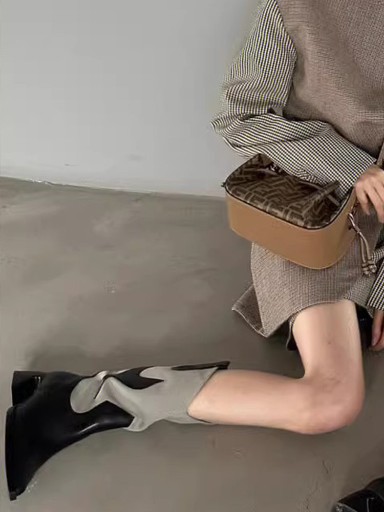 신발은 여성용 뾰족한 발가락 서부 카우보이 부츠를 만나 2024 새로운 복고풍 유럽과 미국의 기사 부츠에 두꺼운 뒤꿈치 V 입 중간 종아리 부츠를 결합했습니다