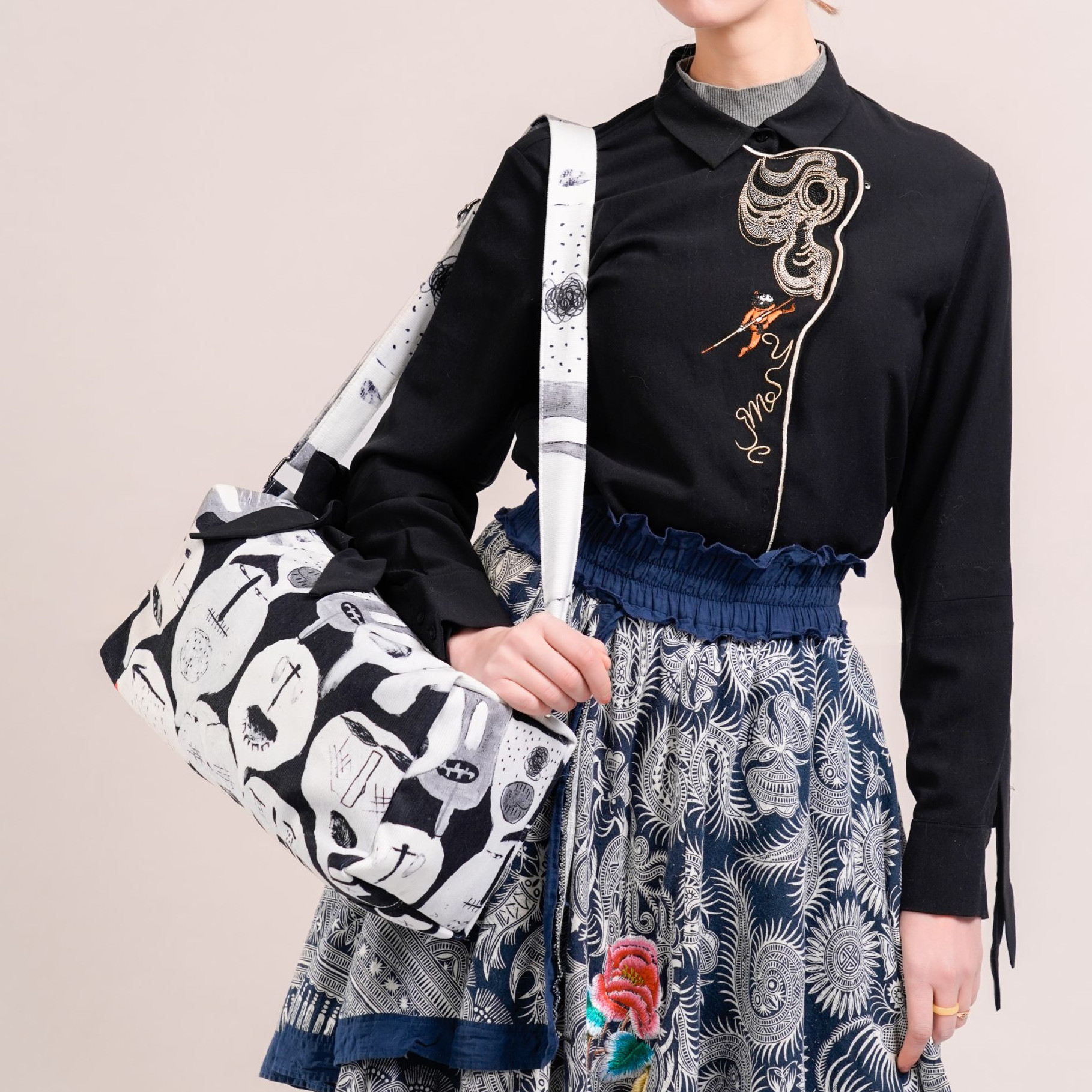 无则艺【枕头包】黑百相印花休闲时尚轻便百搭户外圆形潮流便携环