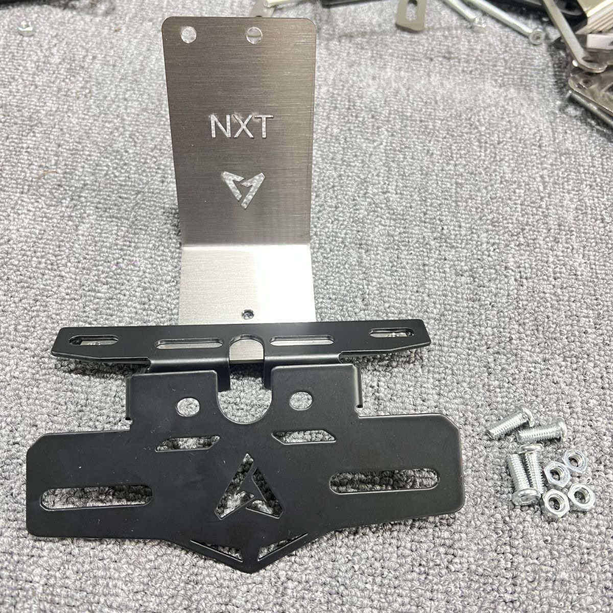 适用小牛24款25款NXT全系大师版车牌架牌照框投影灯上移支架加强