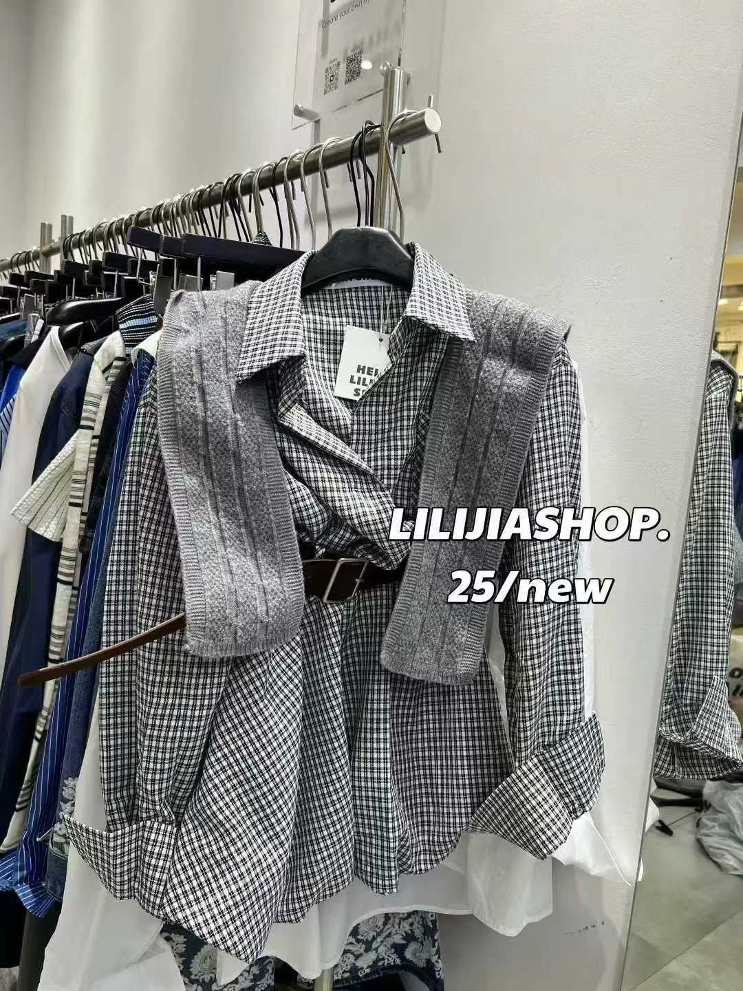 2025秋季韩版时尚显瘦气质高级感格子衬衫配灰色连帽披肩
