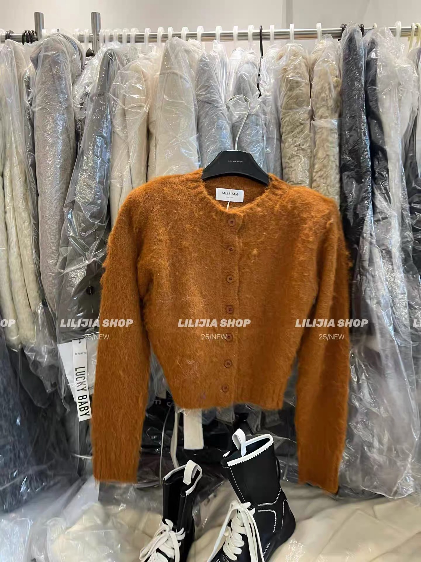 2025冬季新款圆领单排扣马海毛针织上衣休闲百搭毛衣女