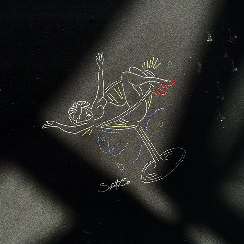 酒杯女孩刺绣图案新疆棉短袖T恤