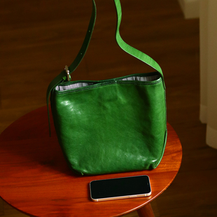 peshawar 轻奢绿色森系植鞣牛皮水桶包女士真皮手工复古斜挎包