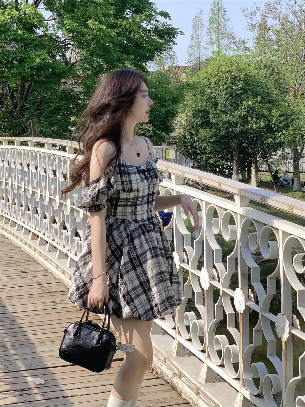 学院风连衣裙夏法式甜美收腰显瘦花苞裙一字肩可盐可甜格子吊带裙