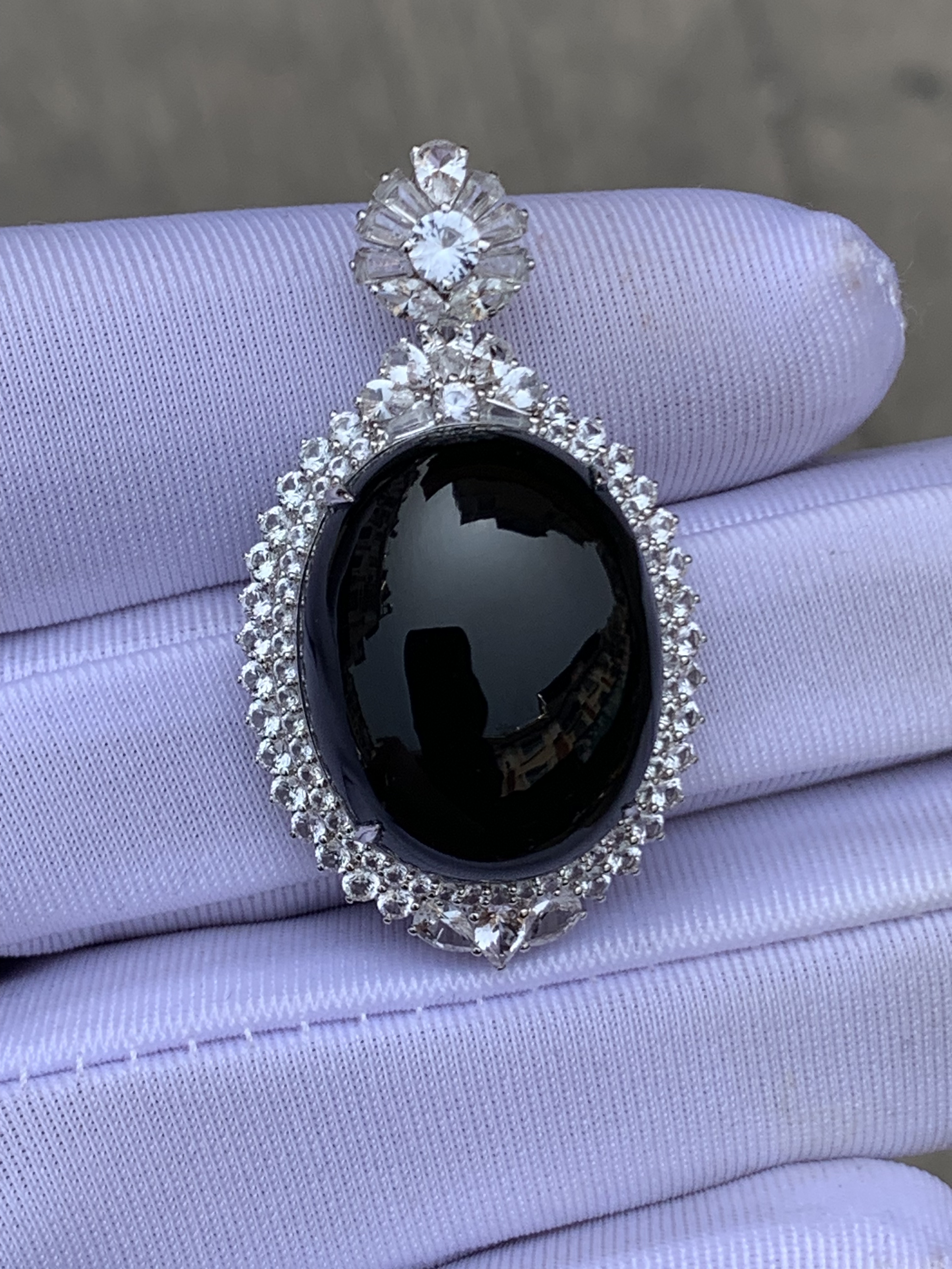 天然缅甸翡翠冰种墨翠蛋面吊坠18k金镶嵌女士吊坠大气优雅