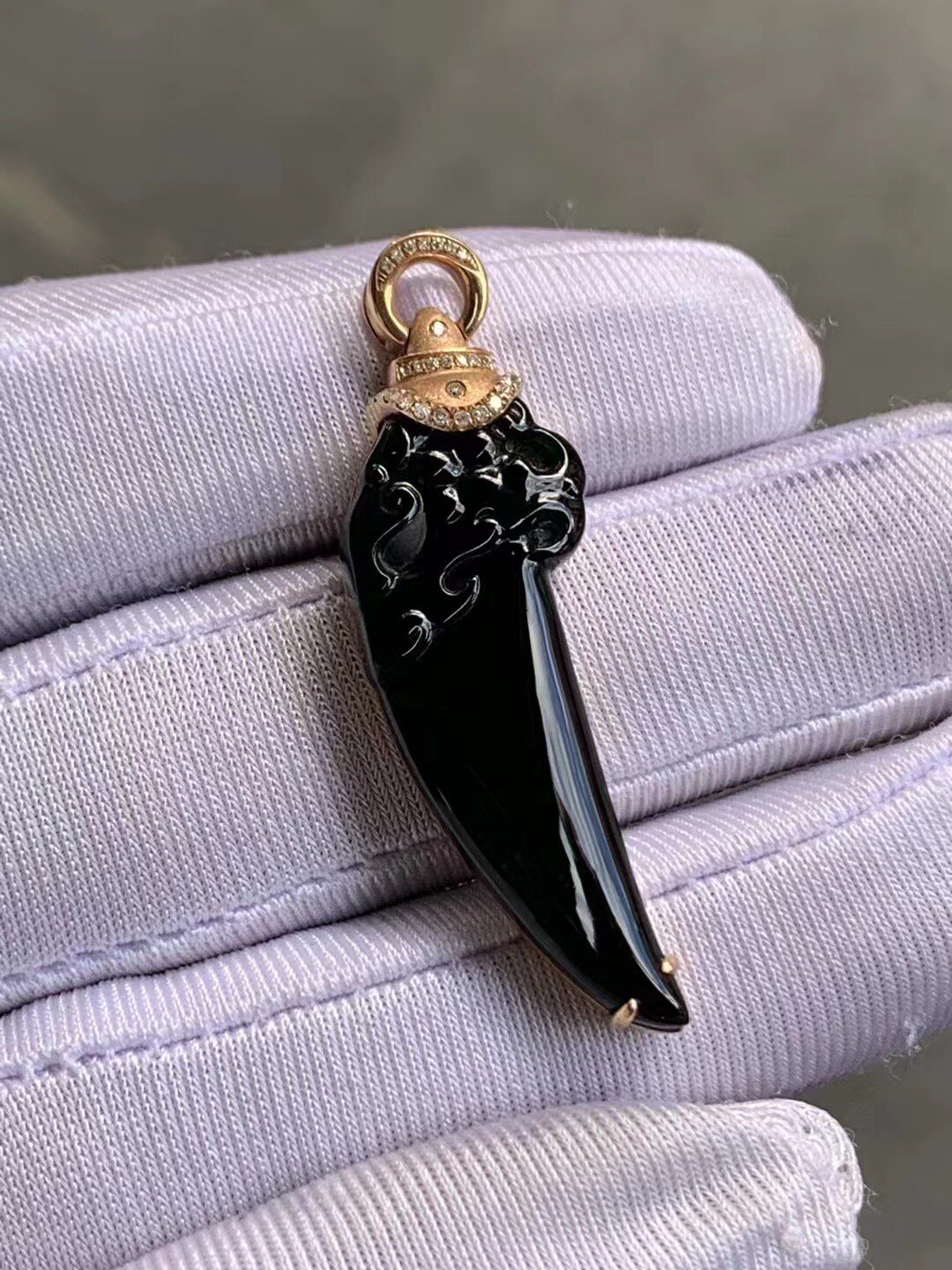 凝墨家天然缅甸翡翠18k金镶嵌冰种墨翠狼牙吊坠