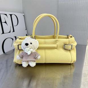 时尚百搭黄色手提包女高级感小熊挂件装饰包单肩斜挎包时髦菜篮子