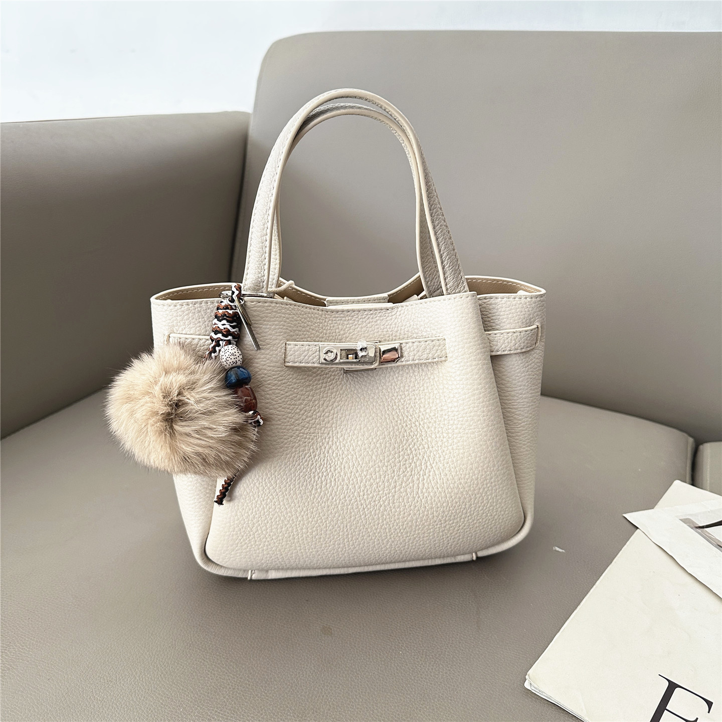 MEATEA美缇荔枝纹锁扣手提包女2025新款毛绒挂饰菜篮子包软面潮女