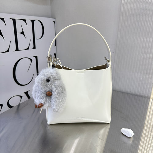 2025新款时尚软皮托特包女百搭手提包潮流毛绒挂件棕色复古水桶包