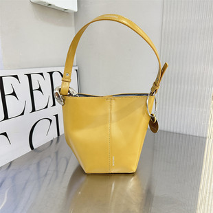 极简风黄色水桶包女2026新款百搭高级感单肩斜挎手提包小众休闲包