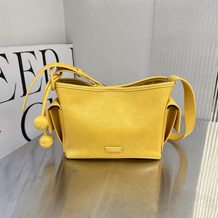 2026春季新款轻奢小众腋下包女黄色流苏装饰斜挎包高级感枕头包潮