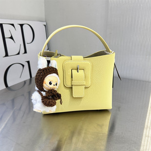 包包女包2026新款时髦轻奢复古黄色手提包女高级感小众方扣水桶包