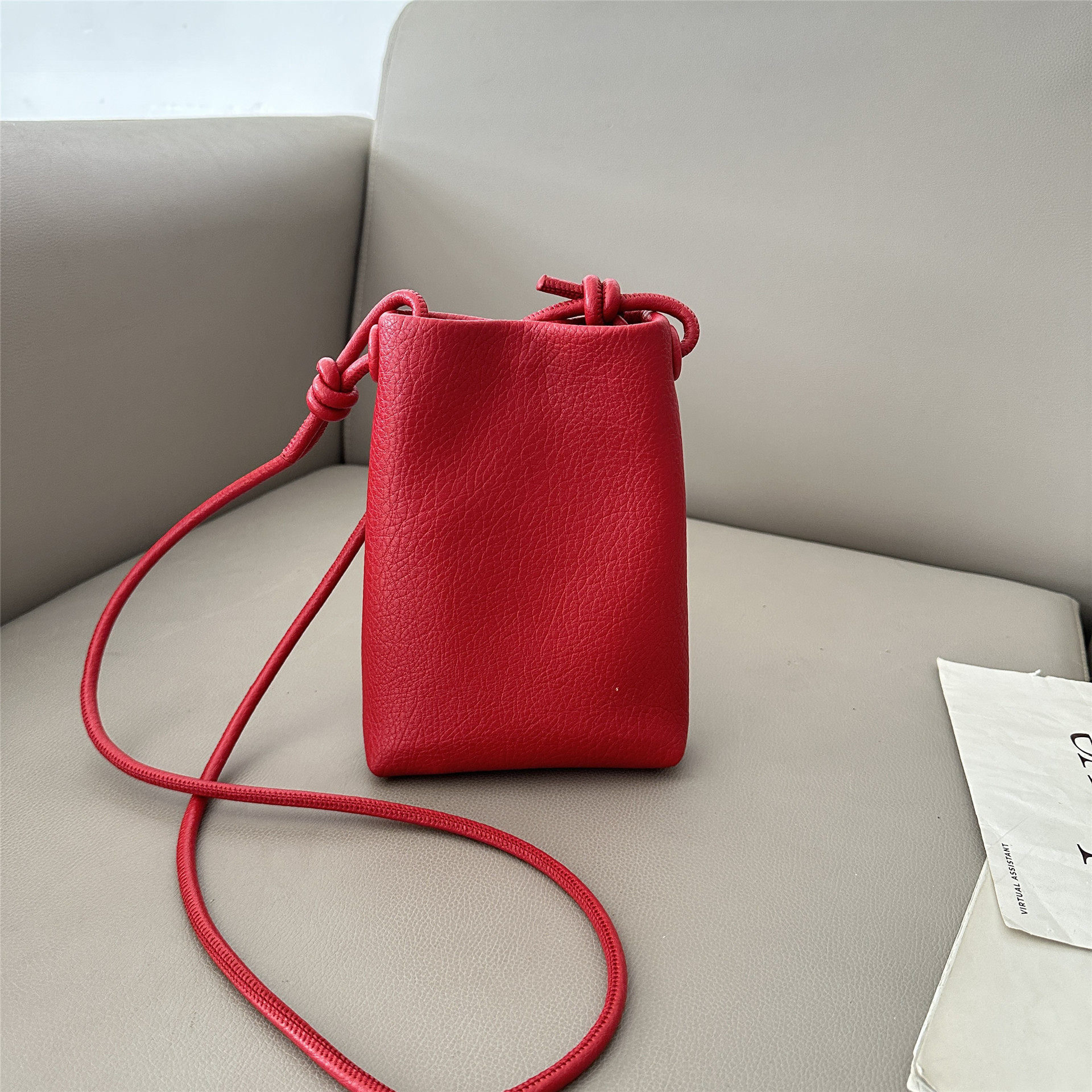 极简风红色皮质斜挎包女迷你手机包单肩包ins时尚小包包2026休闲