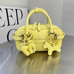 可彼娜上新2026时尚黄色枕头包女手提斜挎包复古百搭小方包高级感