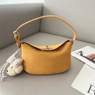 2026春夏新款小众设计荔枝纹饺子包女百搭锁扣玩偶挂件手提斜挎包