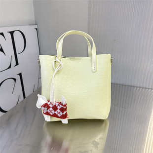 劳拉时黛2026时尚简约小托特包女百搭手提斜挎包小众设计挂件装饰