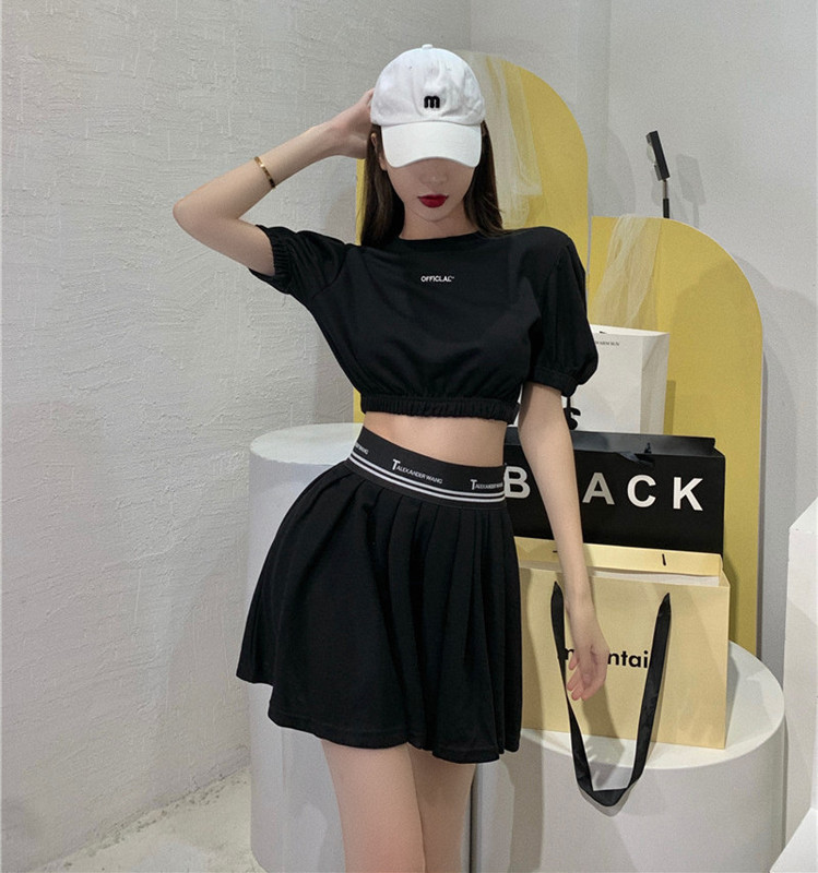 Real price, versatile short sleeve T-shirt + pleated skirt