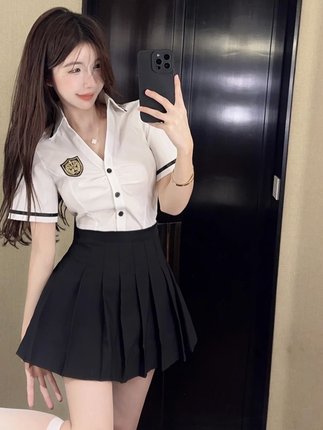 白色V领衬衫女夏英伦学院风jk制服工作服短袖气质减龄纯欲风上衣