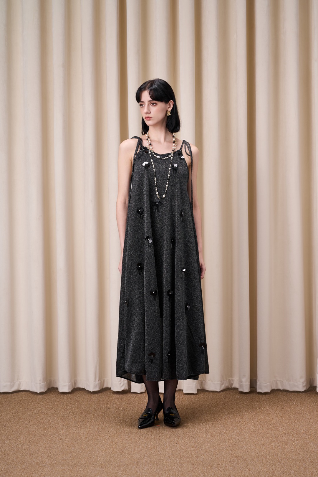 DIANA VEVINA25秋冬钉珠花朵吊带针织连衣裙时尚通勤百搭长裙女