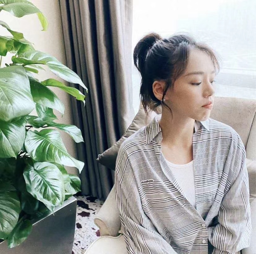 马思纯同款灰色小logo条纹衬衫