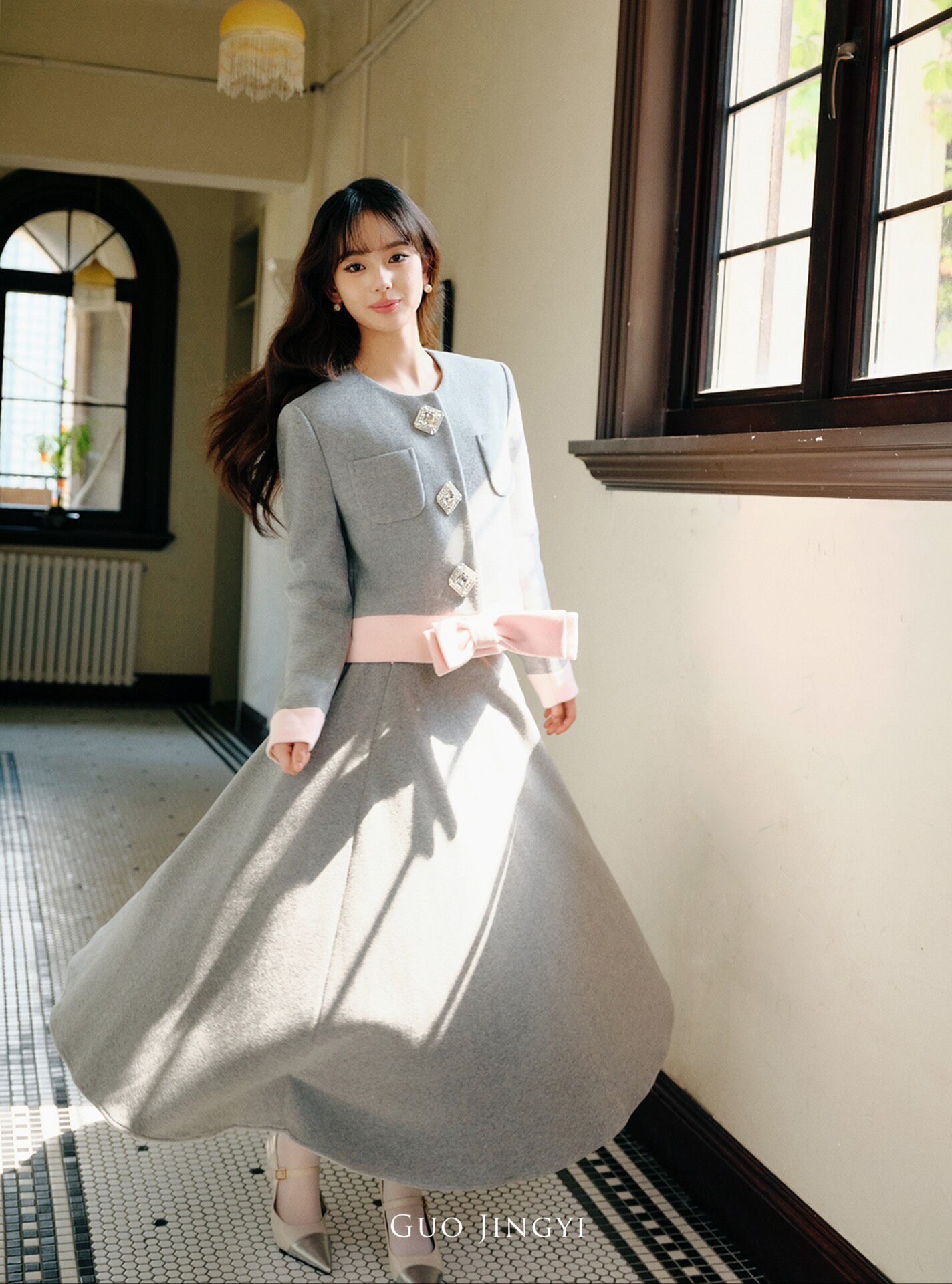 GUO JINGYI 2024秋冬灰色拼粉蝴蝶结钻扣羊毛外套灰色羊毛长半裙