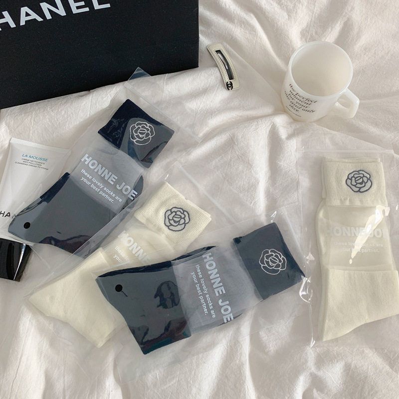 拼接卡丝袜子女中筒袜ins潮网红春秋季日系山茶花刺绣黑白长棉袜