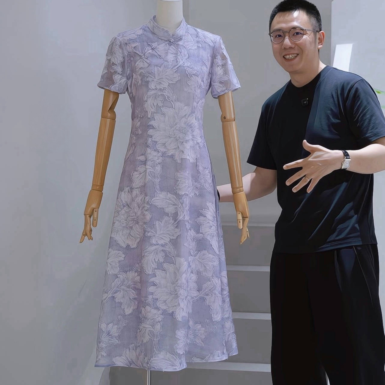 杰唯卡 烟紫色定位印花新中式连衣裙夏季立领盘扣短袖收腰旗袍裙