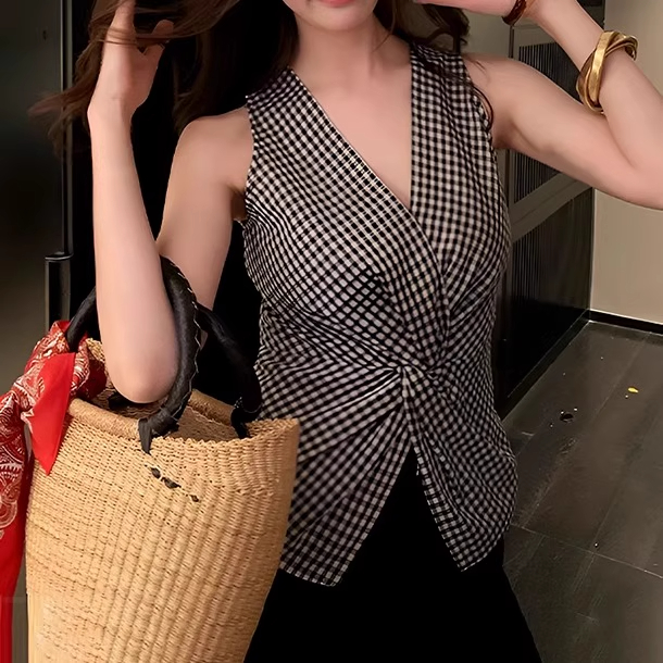 纯欲风扭结v领无袖格子背心女2025新款夏季修身显瘦休闲洋气上衣