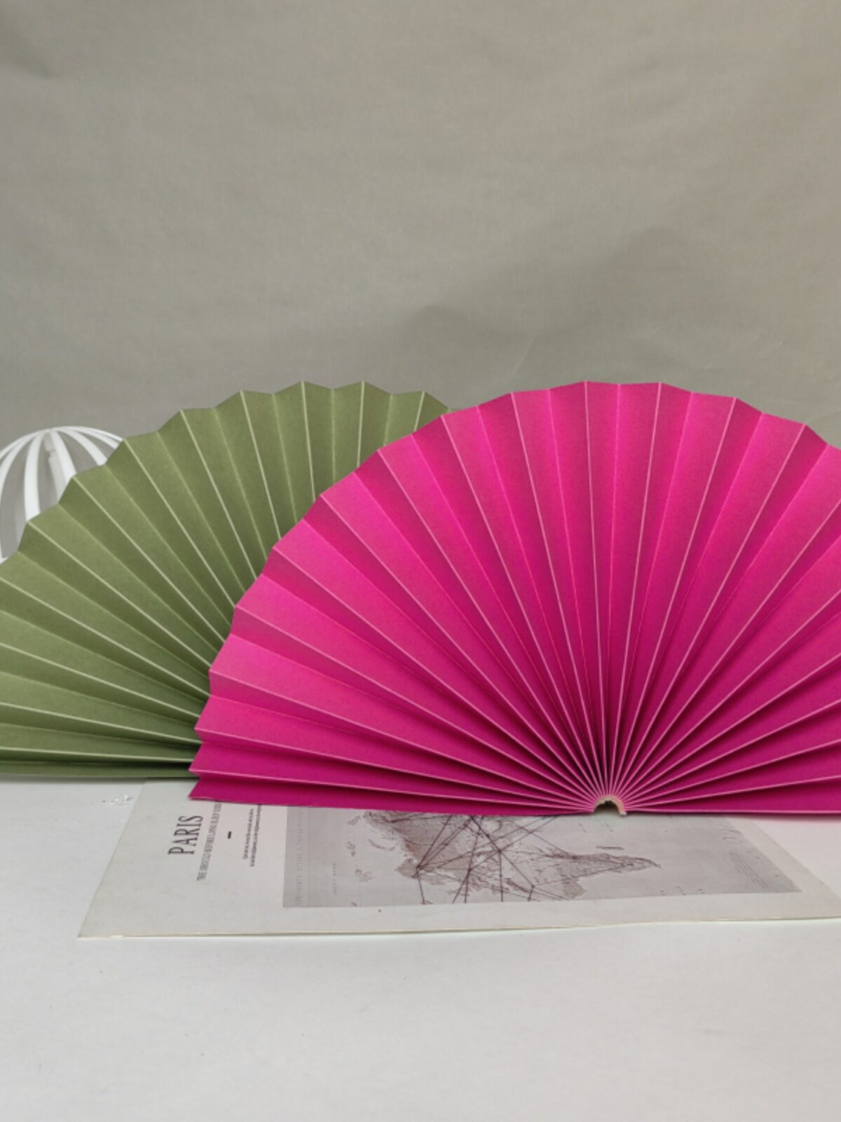 대조되는 색상의 장미 빨간색 아보카도 녹색 두꺼운 종이 팬이 있는 개방형 공예 팬은 맞춤형 접이식 골동품 둥근 팬 꽃으로 장식되어 있습니다