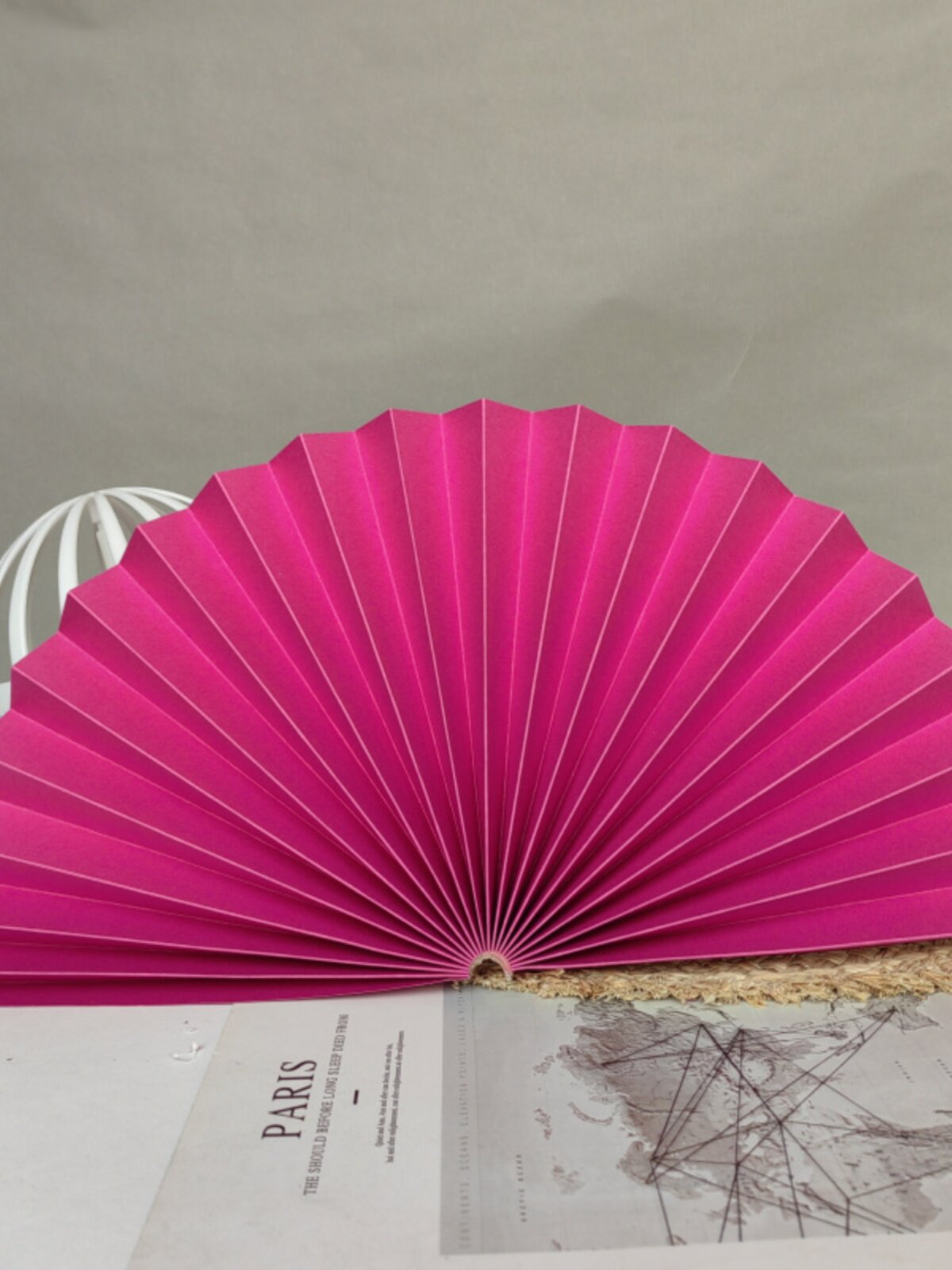 대조되는 색상의 장미 빨간색 아보카도 녹색 두꺼운 종이 팬이 있는 개방형 공예 팬은 맞춤형 접이식 골동품 둥근 팬 꽃으로 장식되어 있습니다