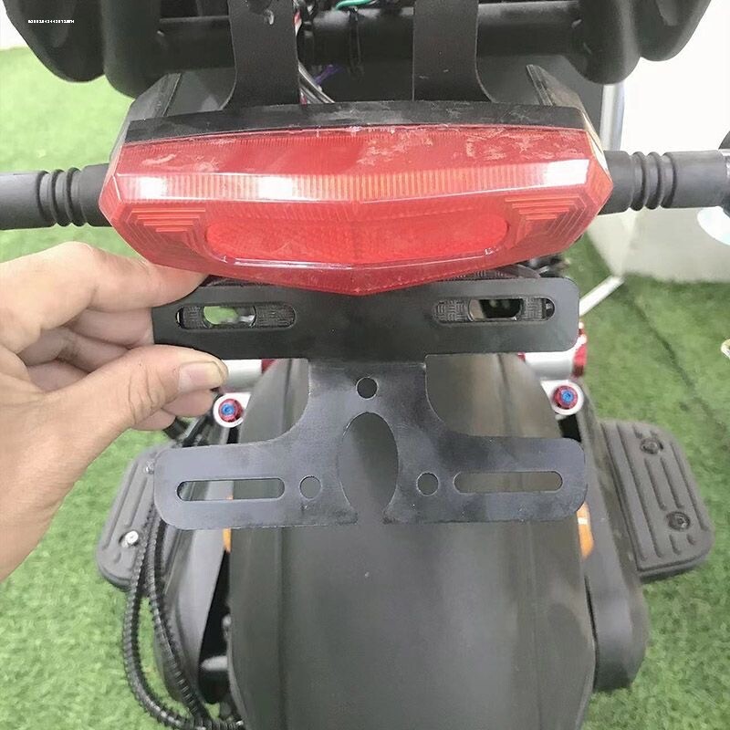 适用台铃五羊深远009A7A8T90尾灯牌照架电动车拍照通用挂牌照支架