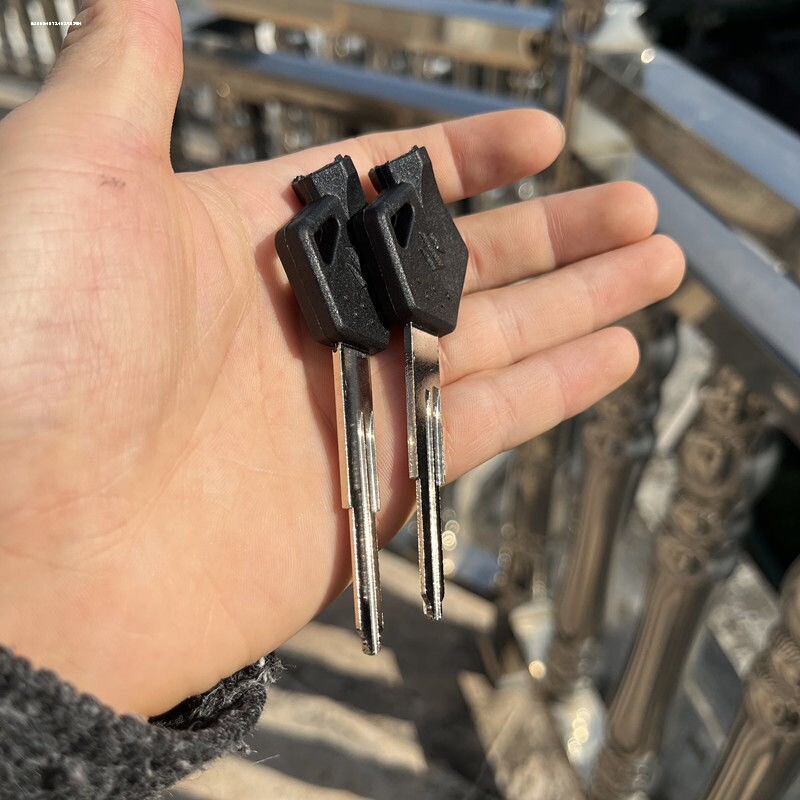 适用轻骑铃木UY125T-A配件钥匙胚UU125 UE钥匙胚原车钥匙胚子