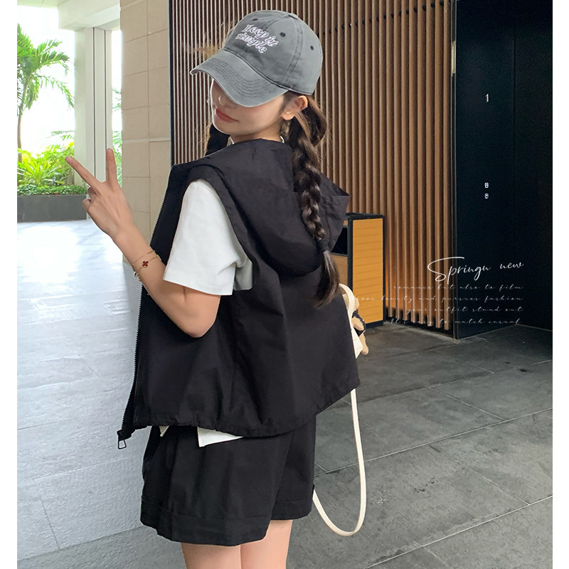 时尚休闲T恤马甲运动套装女夏2025新款小个子百搭显瘦短裤三件套,女装套装/套裙,两个王小姐