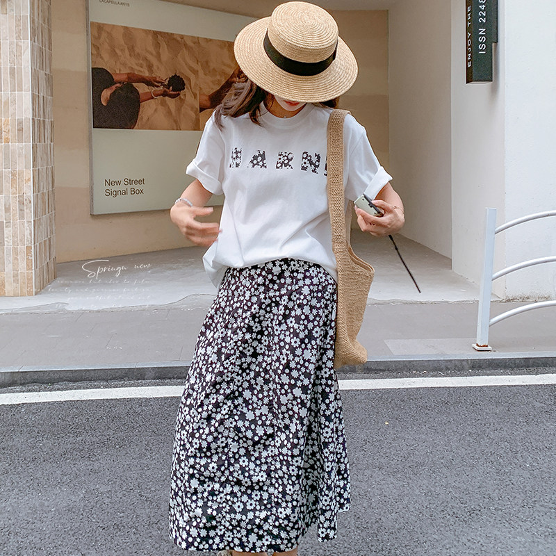 夏季穿搭白色休闲t恤上衣套装女2025新款显瘦碎花半身裙两件套韩,女装套装/套裙,两个王小姐