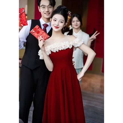 一字肩新娘敬酒服结婚订婚礼服裙酒红色高级感轻奢小众回门答谢宴