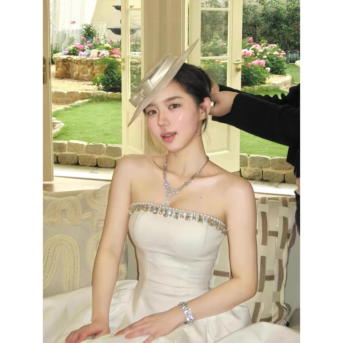法式缎面轻婚纱抹胸简约高级感新娘迎宾出门纱气质订婚礼服裙白色